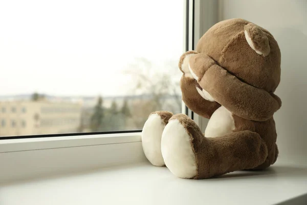 Urso Pelúcia Solitário Bonito Peitoril Janela Dentro Casa Espaço Para — Fotografia de Stock