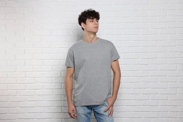 Homem Vestindo Camiseta Cinza Perto Parede Tijolo Branco Mockup Para — Fotografia de Stock