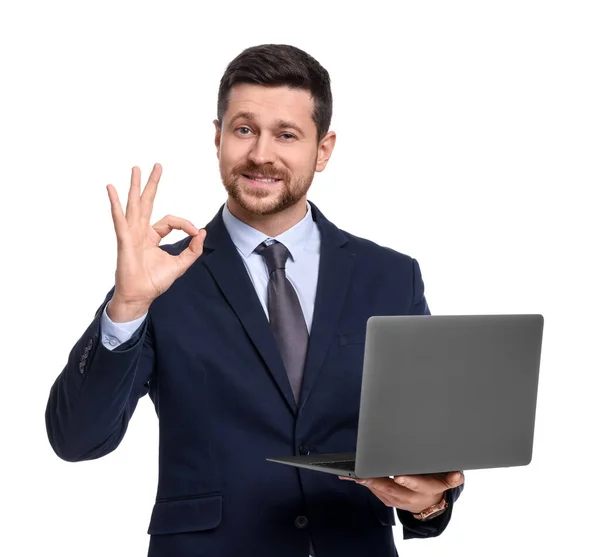 Schöner Bärtiger Geschäftsmann Anzug Mit Laptop Zeigt Geste Auf Weißem — Stockfoto