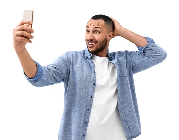 Lächelnder Junger Mann Macht Selfie Mit Smartphone Auf Weißem Hintergrund — Stockfoto