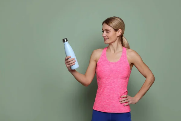 Sportlerin Mit Thermoflasche Auf Grünem Hintergrund Platz Für Text — Stockfoto