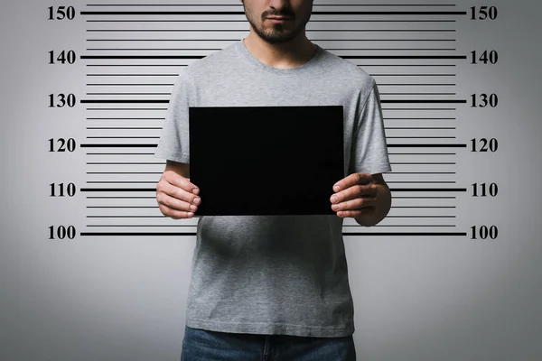 Verbrecherischer Mugshot Mann Mit Blanko Karte Gegen Höhendiagramm Verhaftet Nahaufnahme — Stockfoto
