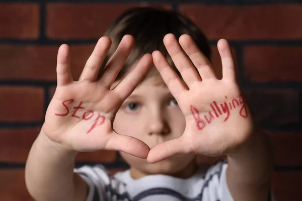 Niño Mostrando Las Manos Con Frase Stop Bullying Cerca Pared — Foto de Stock