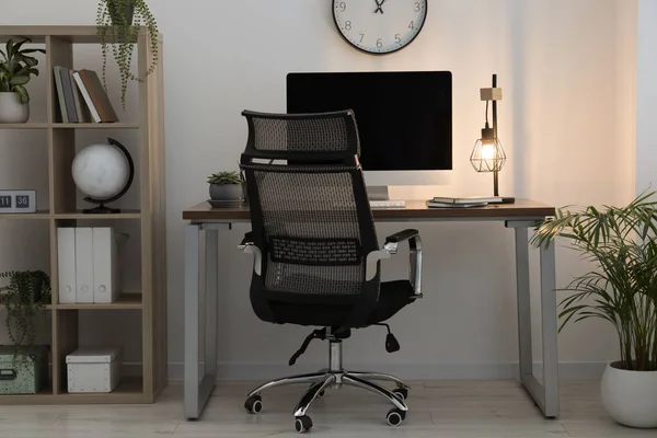 Espaço Trabalho Com Mesa Cadeira Computador Casa — Fotografia de Stock