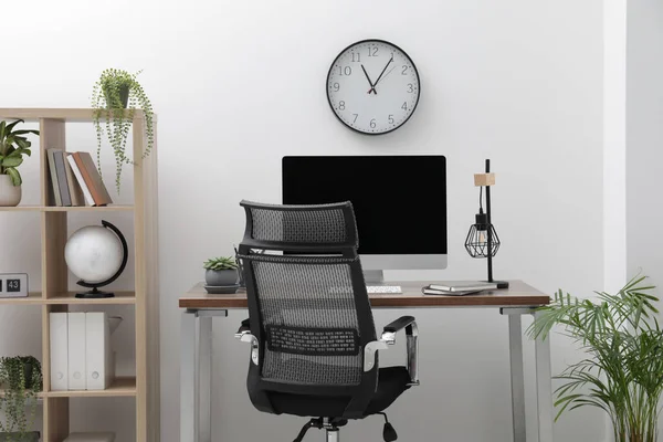 Evde Masa Sandalye Bilgisayar Ile Çalışma Alanı — Stok fotoğraf
