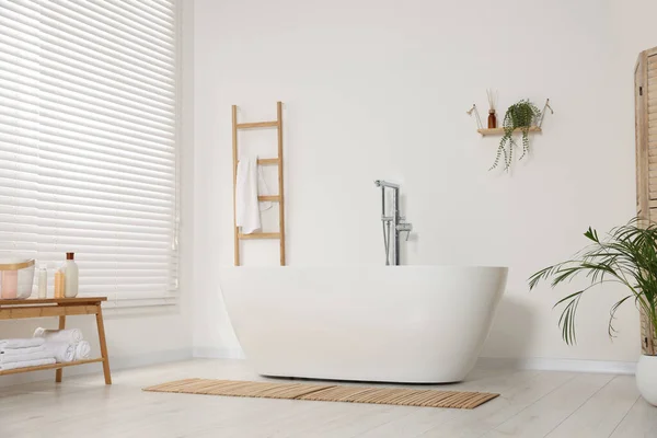 Interior Elegante Banheiro Com Banheira Cerâmica Produtos Cuidados Toalhas Terry — Fotografia de Stock