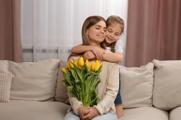 Hijita Felicitando Mamá Con Ramo Tulipanes Amarillos Casa Feliz Día — Foto de Stock