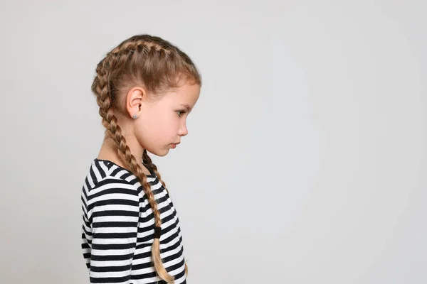 Κοριτσάκι Ανοιχτό Γκρι Φόντο Χώρος Για Κείμενο Παιδικός Εκφοβισμός — Φωτογραφία Αρχείου