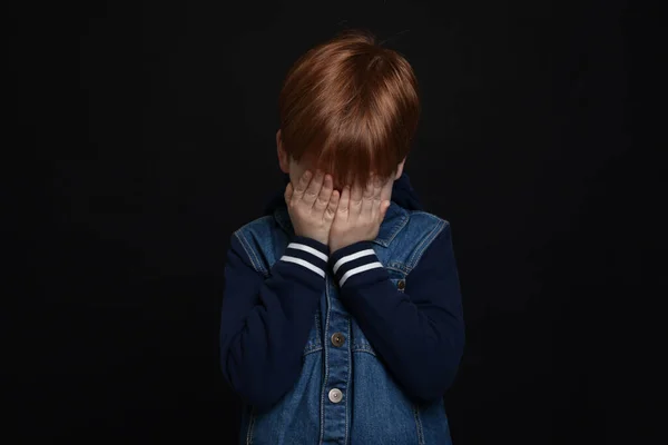 배경에 손으로 얼굴을 가리는 어린이 성폭력 — 스톡 사진