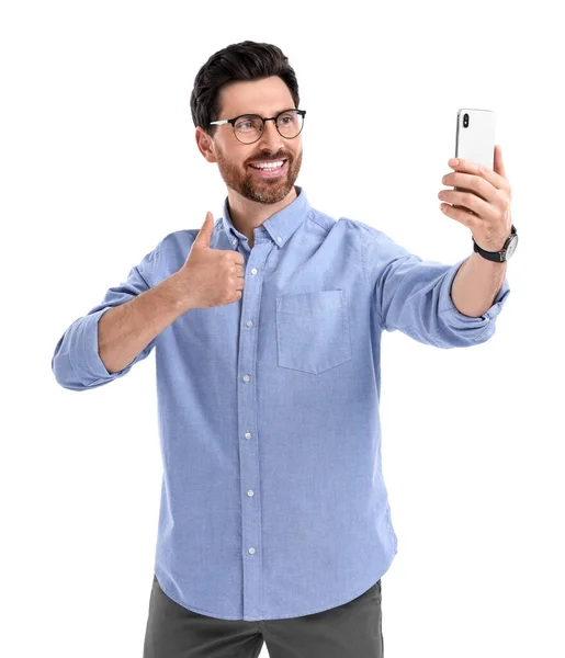 微笑的男人拿着智能手机拿着自己的东西 用白色的背景展示大拇指 — 图库照片