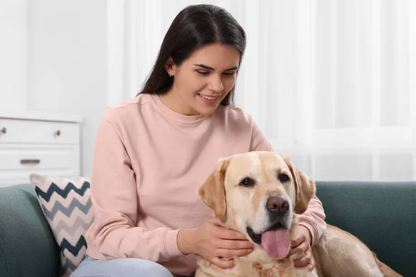 Gelukkig Vrouw Met Leuke Labrador Retriever Bank Thuis — Stockfoto