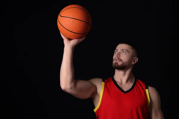 Atletisk Ung Man Med Basket Boll Svart Bakgrund — Stockfoto