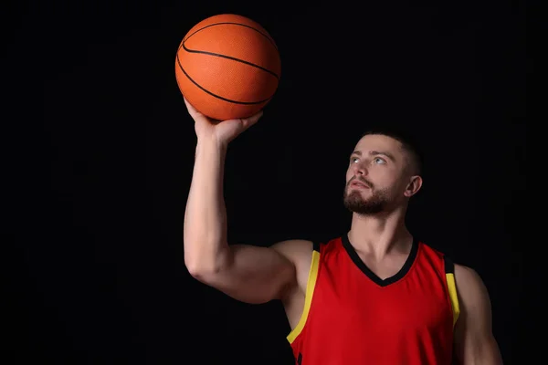 Atlético Jovem Com Bola Basquete Fundo Preto — Fotografia de Stock