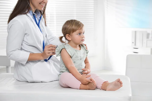 Pediatr Vyšetřující Dítě Stetoskopem Klinice — Stock fotografie