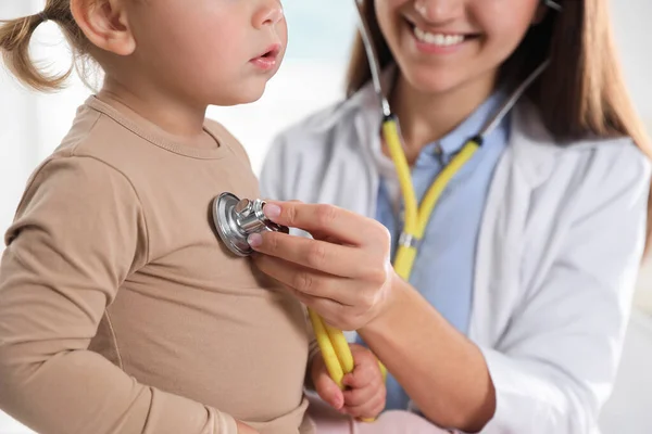 Kinderarzt Untersucht Baby Mit Stethoskop Klinik Nahaufnahme — Stockfoto