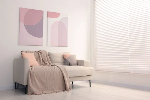 Sofa Nyaman Dengan Bantal Dan Selimut Ruang Tamu Ruang Teks — Stok Foto