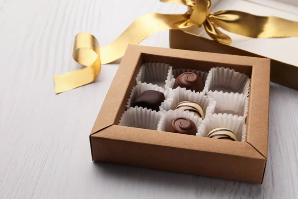 Caja Parcialmente Vacía Caramelos Chocolate Sobre Mesa Madera Blanca — Foto de Stock