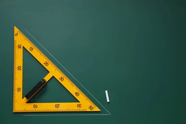 Triángulo Amarillo Tiza Sobre Pizarra Verde Plano Espacio Para Texto — Foto de Stock