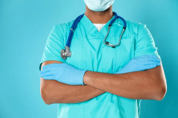Arts Medisch Assistent Mannelijke Verpleegkundige Uniform Met Stethoscoop Turquoise Achtergrond — Stockfoto