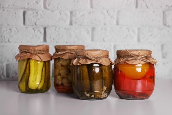 Veel Glazen Potten Met Verschillende Conserven Groenten Champignons Lichtgrijze Tafel — Stockfoto