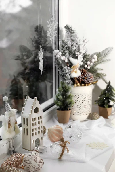 Schöner Weihnachtsschmuck Und Kleine Tannenbäume Auf Dem Fensterbrett Haus — Stockfoto