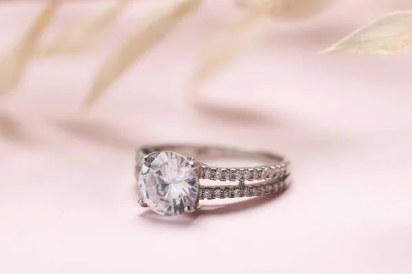 Vacker Ring Med Ädelstenar Blekrosa Bakgrund Närbild Lyxsmycken — Stockfoto