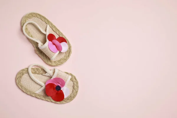 Lindos Zapatos Bebé Sobre Fondo Beige Cama Plana Espacio Para —  Fotos de Stock