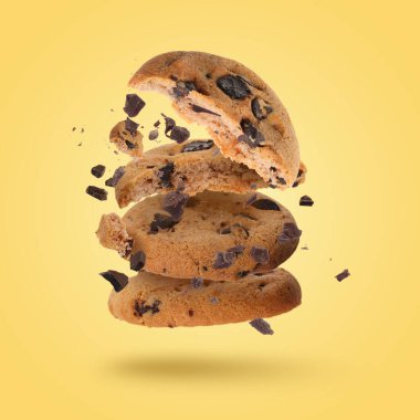 Çikolata parçacıklı kurabiyeler altın arka plana düşüyor.