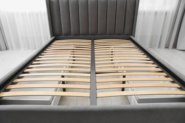 Μοντέρνο Κρεβάτι Αποθηκευτικό Χώρο Για Κλινοσκεπάσματα Κάτω Από Τάβλες Βάση — Φωτογραφία Αρχείου