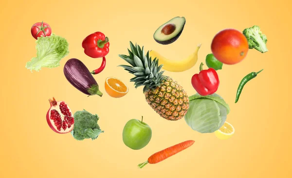 Viel Frisches Gemüse Und Obst Auf Goldgrund — Stockfoto