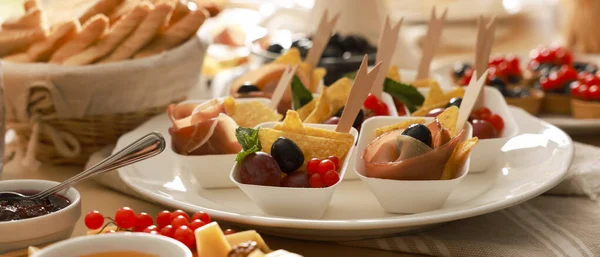 Diferentes Sabrosos Alimentos Para Almuerzo Mesa Interior Diseño Bandera — Foto de Stock