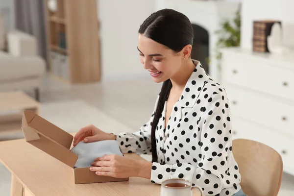 Glad Ung Kvinna Öppnar Paket Vid Bordet Inomhus Internet Shopping — Stockfoto