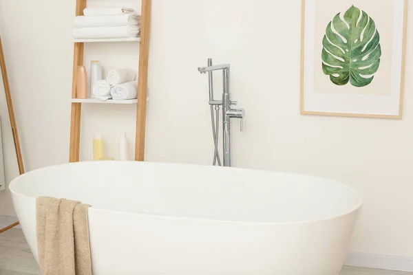 Elegante Bañera Blanca Baño Diseño Interiores —  Fotos de Stock