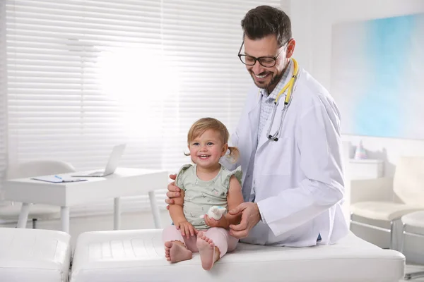 Pediatrician Examining Cute Little Baby Clinic — Stock Photo, Image
