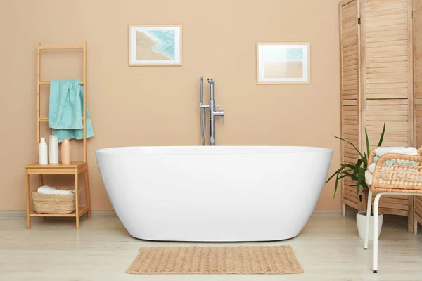 Elegante Cuarto Baño Interior Con Hermosa Bañera Blanca — Foto de Stock
