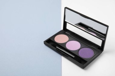 Renkli arka planda göz farı paleti, yakın plan. Metin için boşluk