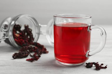 Lezzetli amber çayı ve kuru çiçekler beyaz ahşap masada, metin için yer var.