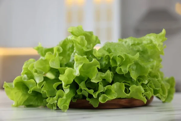 Selada Segar Meja Marmer Putih Closeup Salad Hijau — Stok Foto
