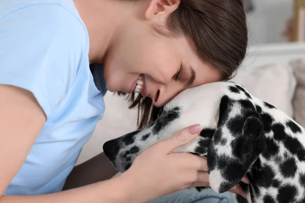 Mooie Vrouw Met Haar Schattige Dalmatische Hond Binnen Close Heerlijk — Stockfoto