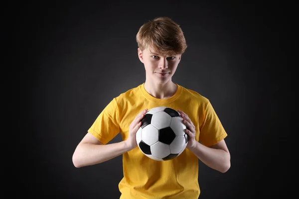 Nastoletni Chłopiec Piłką Nożną Czarnym Tle — Zdjęcie stockowe