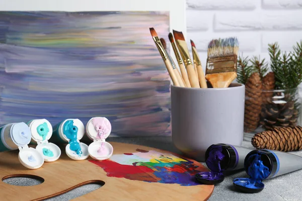 Sanatçı Paleti Renkli Boya Tüpleri Desenli Masa Fırçaları — Stok fotoğraf