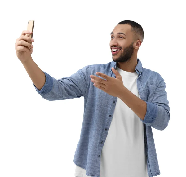 Joven Sonriente Tomando Selfie Con Smartphone Sobre Fondo Blanco —  Fotos de Stock