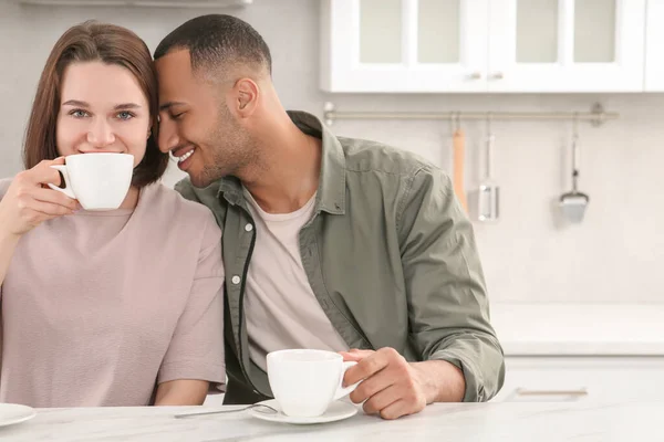 Partnervermittlung Glückliches Paar Trinkt Gemeinsam Tee Tisch Der Küche — Stockfoto