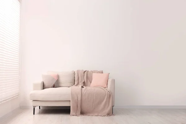 Sofa Nyaman Dengan Bantal Dan Selimut Ruang Tamu Ruang Teks — Stok Foto