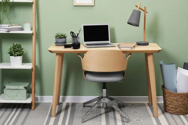 Arbeitsplatz Mit Laptop Schreibwaren Auf Schreibtisch Und Stuhl Homeoffice — Stockfoto