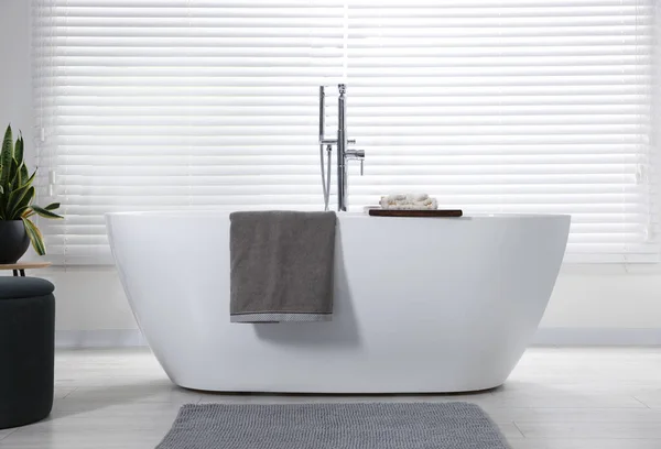 Stilvolles Badezimmer Mit Keramikwanne Frotteetüchern Und Zimmerpflanze — Stockfoto