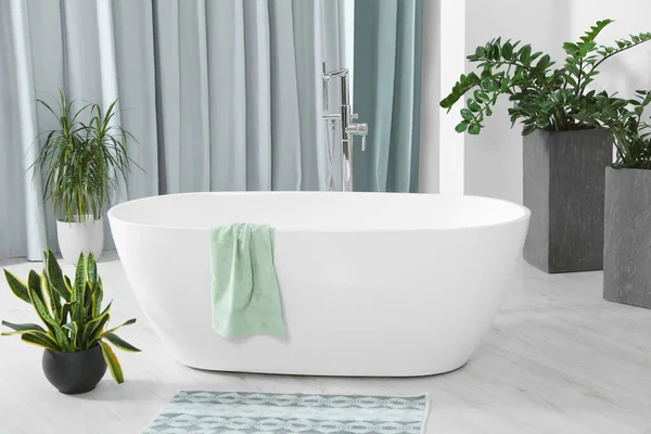 Havalı Beyaz Küvet Yeşil Bitkiler Banyoda Tasarım — Stok fotoğraf