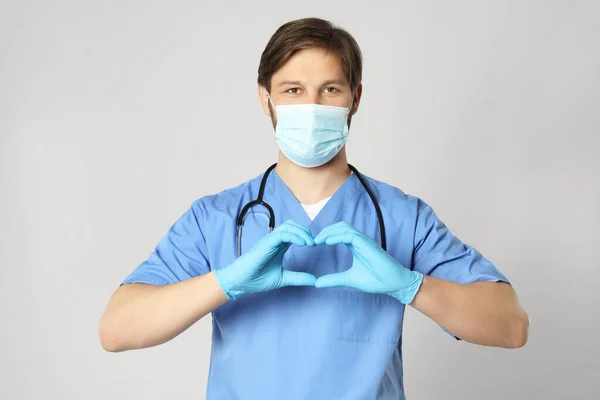 Medico Assistente Medico Infermiere Con Maschera Protettiva Stetoscopio Fare Cuore — Foto Stock