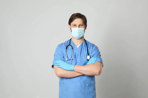 Medico Assistente Medico Infermiere Con Maschera Protettiva Stetoscopio Sfondo Grigio — Foto Stock