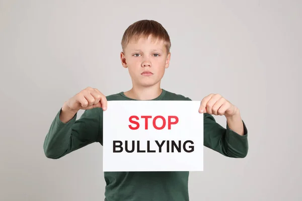 Fiú Holding Jel Kifejezéssel Stop Bullying Light Grey Background — Stock Fotó